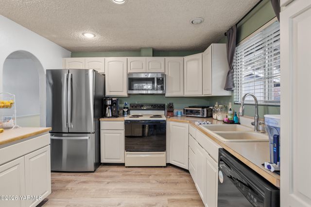 106 N 12th St, Selah, WA 98942