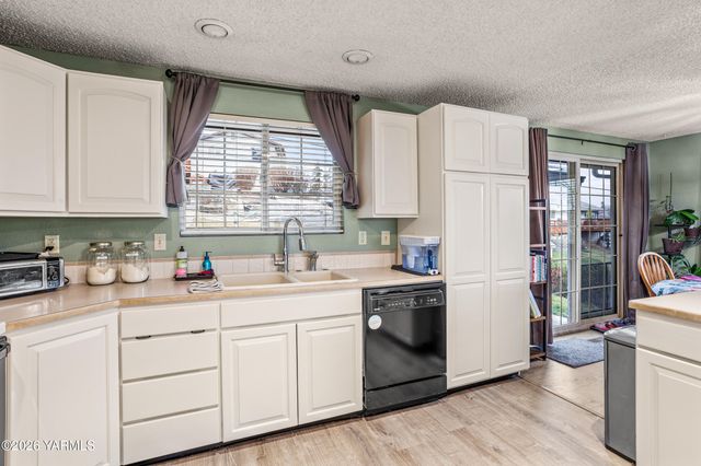 106 N 12th St, Selah, WA 98942