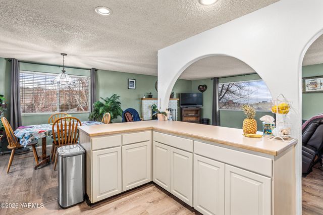 106 N 12th St, Selah, WA 98942