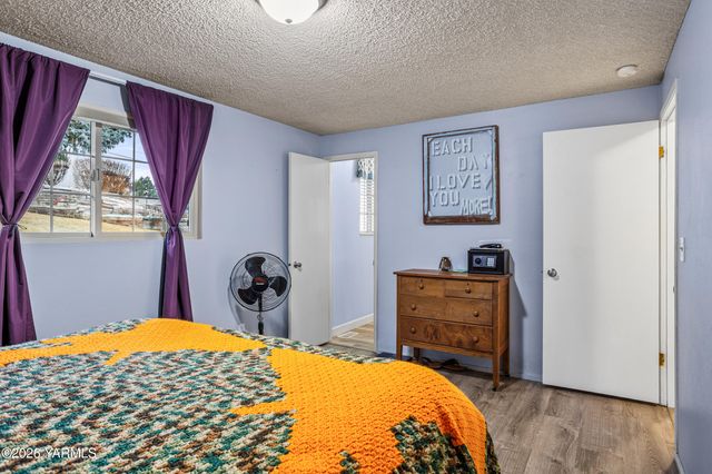 106 N 12th St, Selah, WA 98942