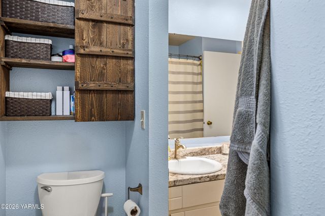 106 N 12th St, Selah, WA 98942