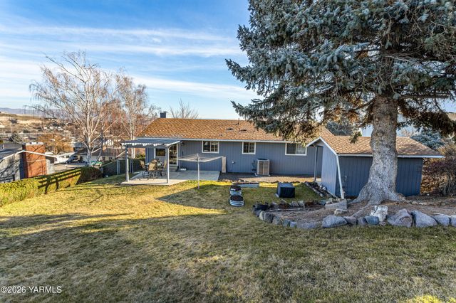 106 N 12th St, Selah, WA 98942