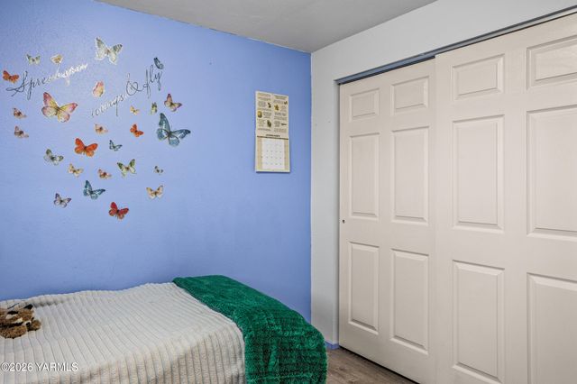 106 N 12th St, Selah, WA 98942