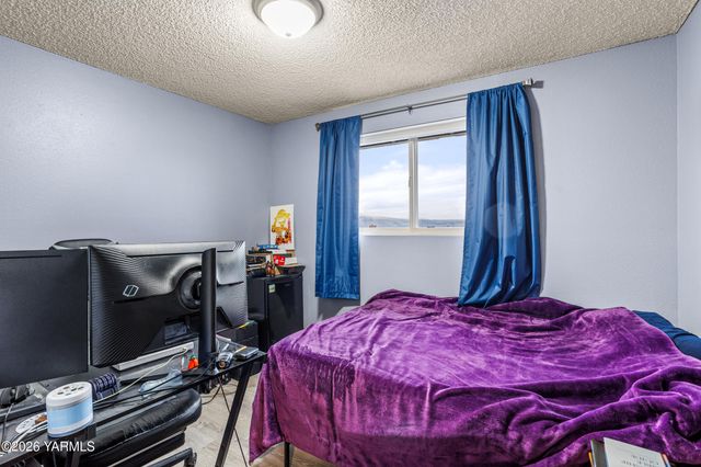 106 N 12th St, Selah, WA 98942