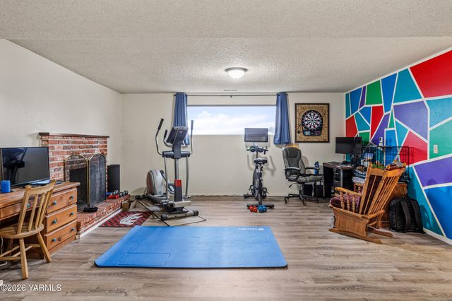 106 N 12th St, Selah, WA 98942