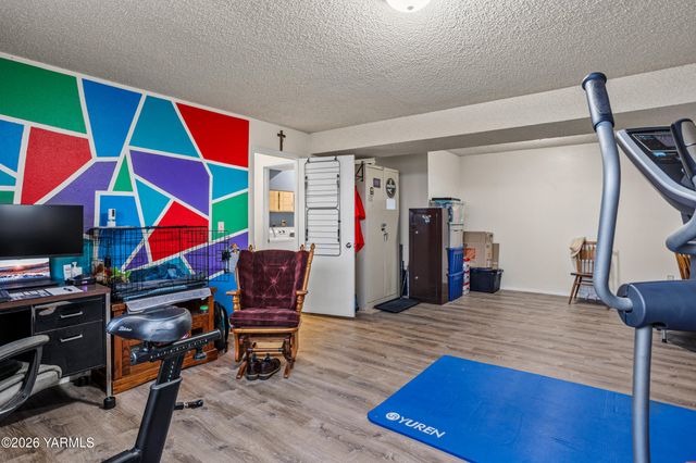 106 N 12th St, Selah, WA 98942