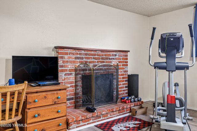 106 N 12th St, Selah, WA 98942