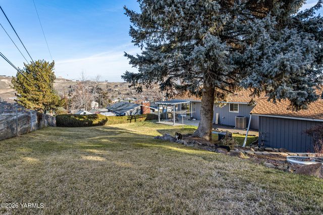 106 N 12th St, Selah, WA 98942