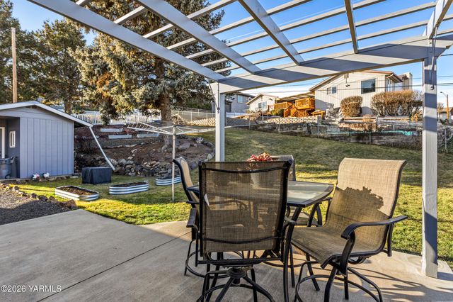 106 N 12th St, Selah, WA 98942