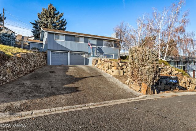 106 N 12th St, Selah, WA 98942