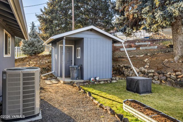 106 N 12th St, Selah, WA 98942