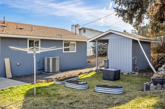 106 N 12th St, Selah, WA 98942