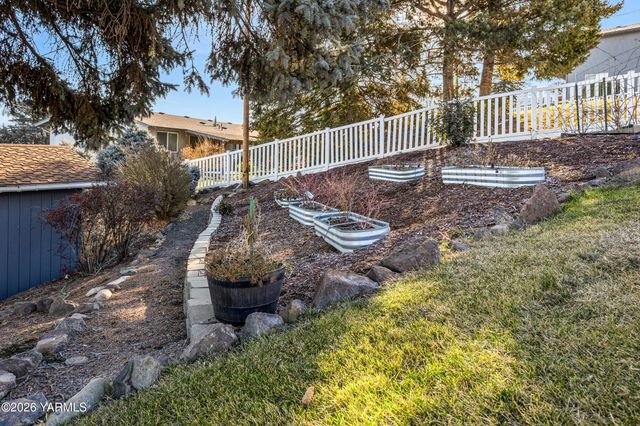 106 N 12th St, Selah, WA 98942