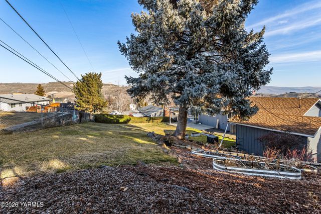 106 N 12th St, Selah, WA 98942