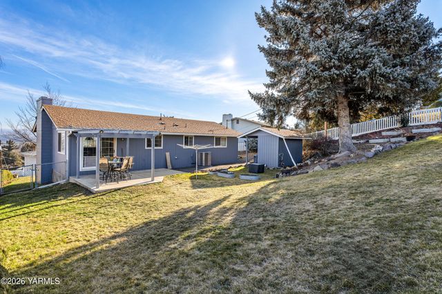 106 N 12th St, Selah, WA 98942