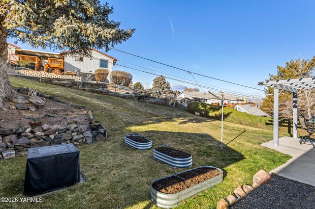 106 N 12th St, Selah, WA 98942