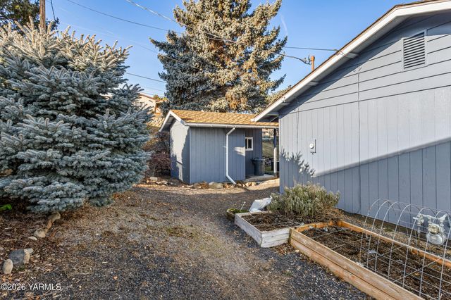 106 N 12th St, Selah, WA 98942