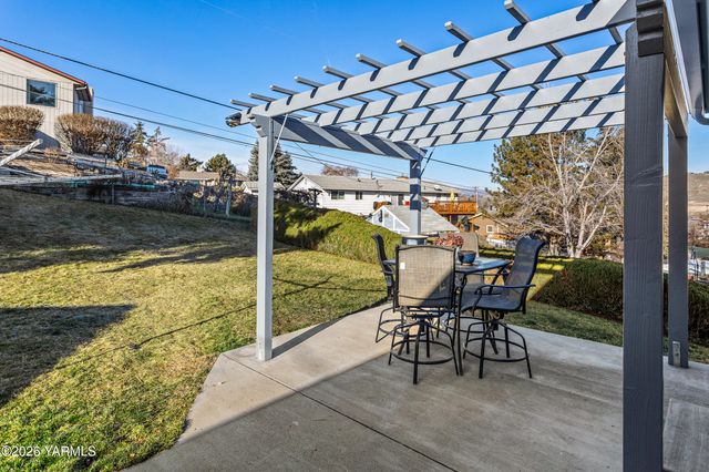 106 N 12th St, Selah, WA 98942