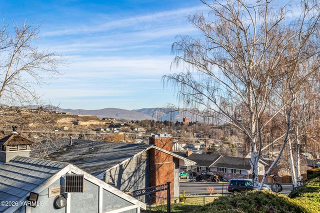 106 N 12th St, Selah, WA 98942