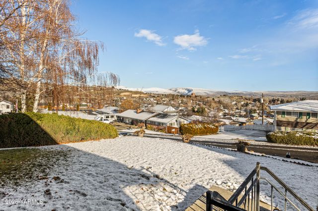 106 N 12th St, Selah, WA 98942