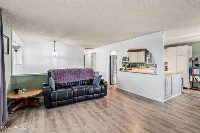 106 N 12th St, Selah, WA 98942