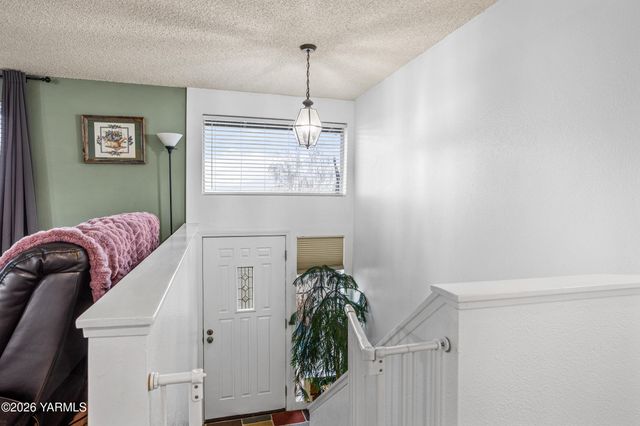 106 N 12th St, Selah, WA 98942