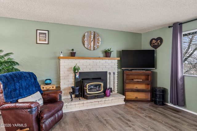 106 N 12th St, Selah, WA 98942