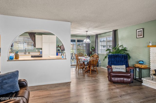 106 N 12th St, Selah, WA 98942