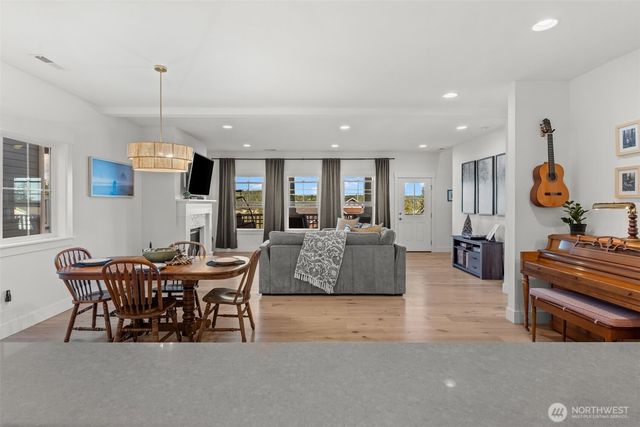 41 E Blackwell Street, Allyn, WA 98524