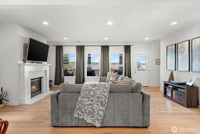 41 E Blackwell Street, Allyn, WA 98524