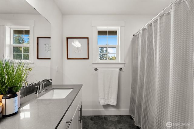 41 E Blackwell Street, Allyn, WA 98524