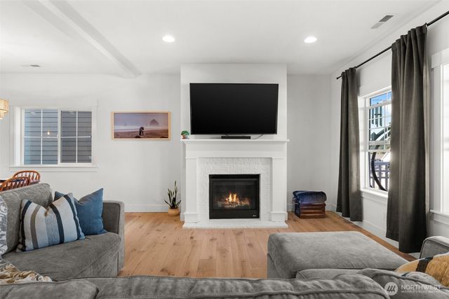 41 E Blackwell Street, Allyn, WA 98524
