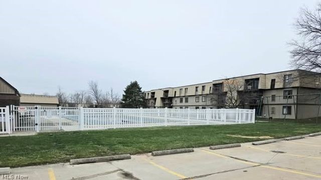 9660 Cove Drive F-16, North Royalton, OH 44133