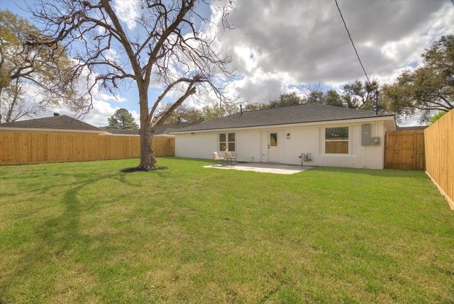 5822 Birchmont Drive, Houston, TX 77092