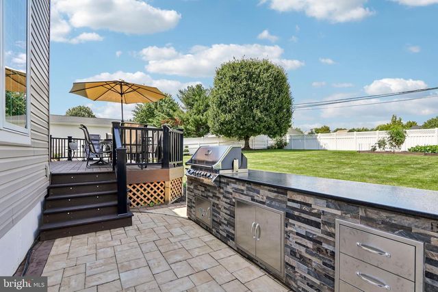 1096 LILY POND LN, Yardley, PA 19067