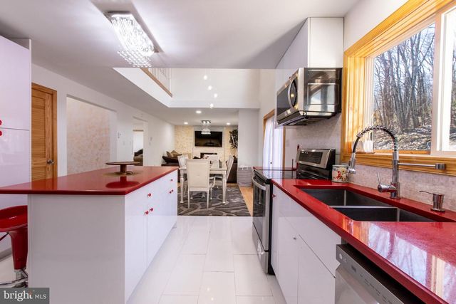 27 BRUNSWICK DR, Mount Pocono, PA 18344