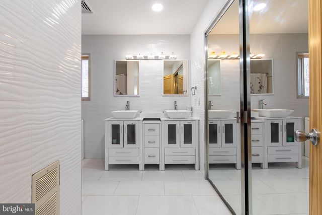 27 BRUNSWICK DR, Mount Pocono, PA 18344