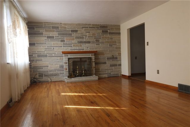 555 Fairway St, South Strabane, PA 15301