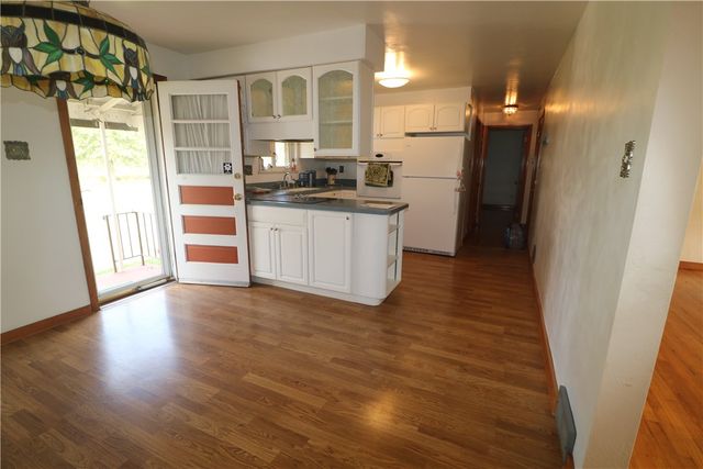 555 Fairway St, South Strabane, PA 15301