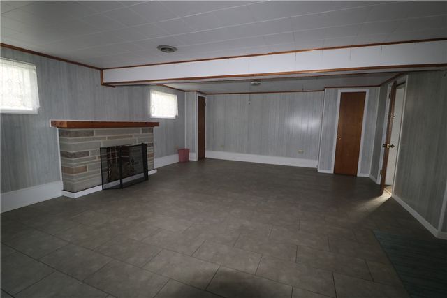 555 Fairway St, South Strabane, PA 15301