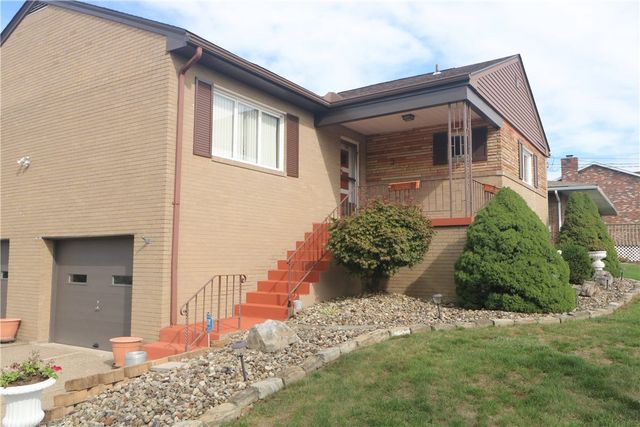 555 Fairway St, South Strabane, PA 15301