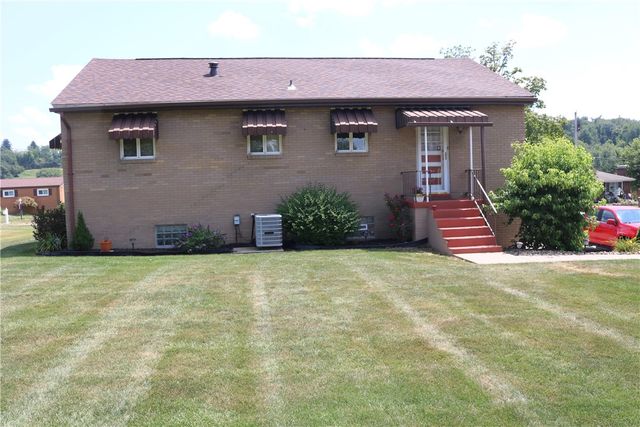 555 Fairway St, South Strabane, PA 15301