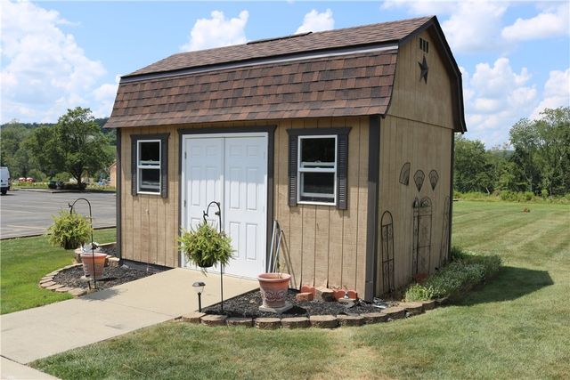 555 Fairway St, South Strabane, PA 15301