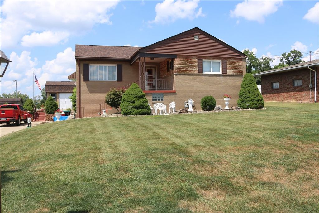 555 Fairway St, South Strabane, PA 15301