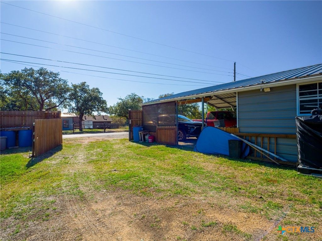 Image 10 of property listing at 301 E Castlebriar Drive, Granite Shoals, TX 78654