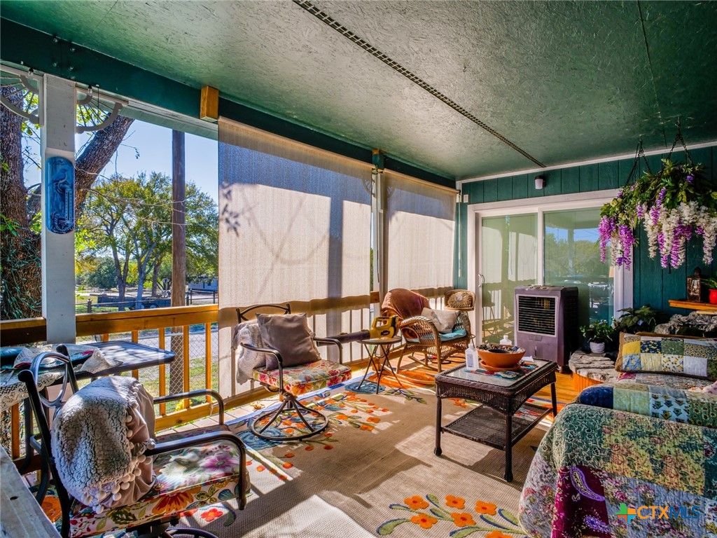 Image 14 of property listing at 301 E Castlebriar Drive, Granite Shoals, TX 78654