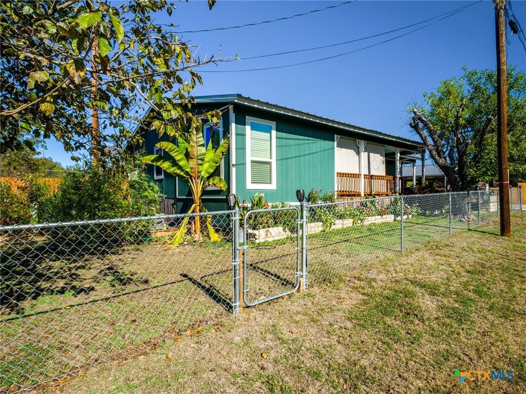 Image 2 of property listing at 301 E Castlebriar Drive, Granite Shoals, TX 78654