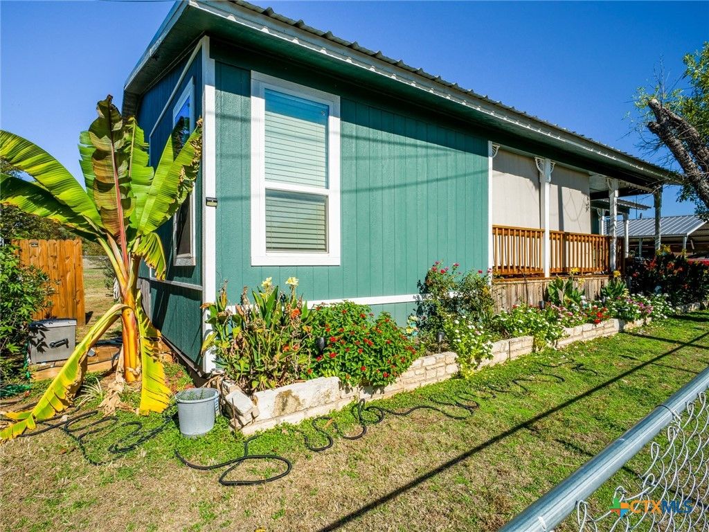 Image 3 of property listing at 301 E Castlebriar Drive, Granite Shoals, TX 78654