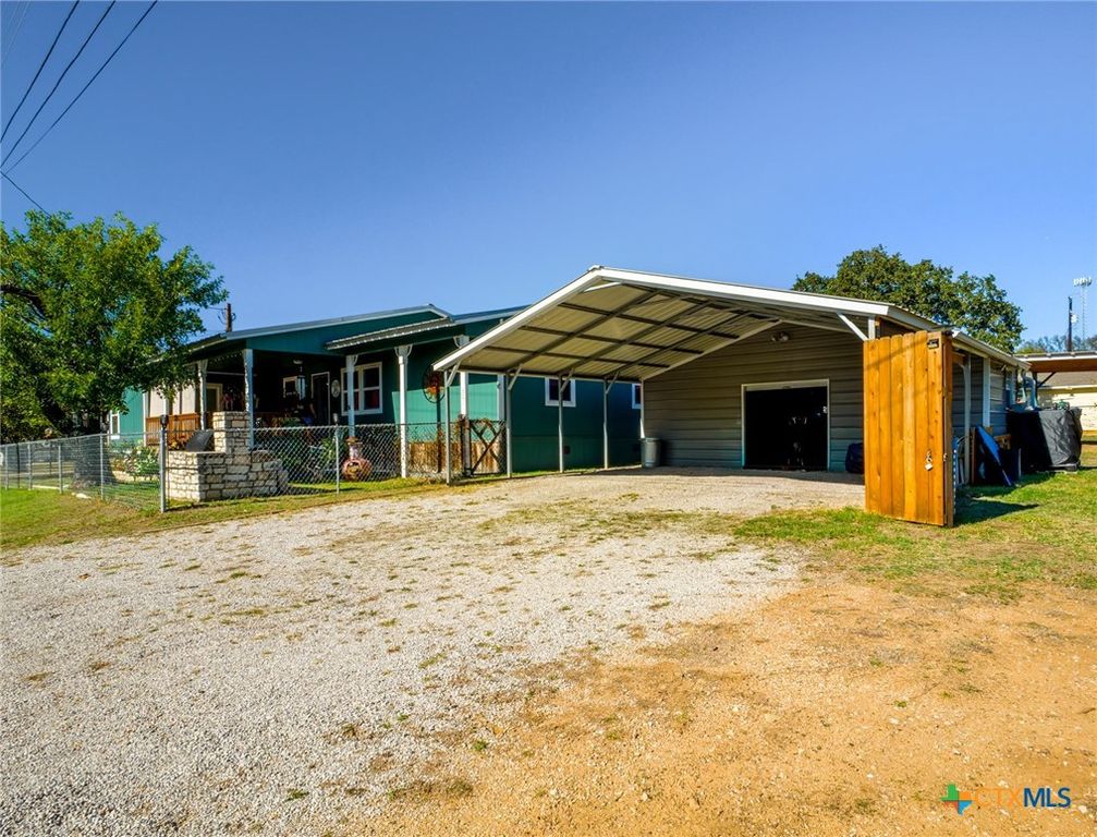 Image 4 of property listing at 301 E Castlebriar Drive, Granite Shoals, TX 78654