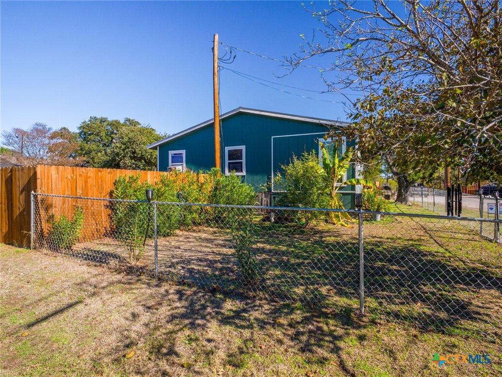 Image 6 of property listing at 301 E Castlebriar Drive, Granite Shoals, TX 78654